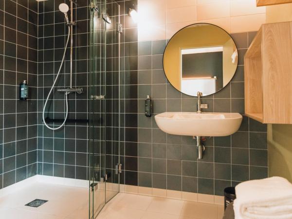 greet Hotel La Rochelle Centre : photo 9 de la chambre standard room with one double bed and three single beds