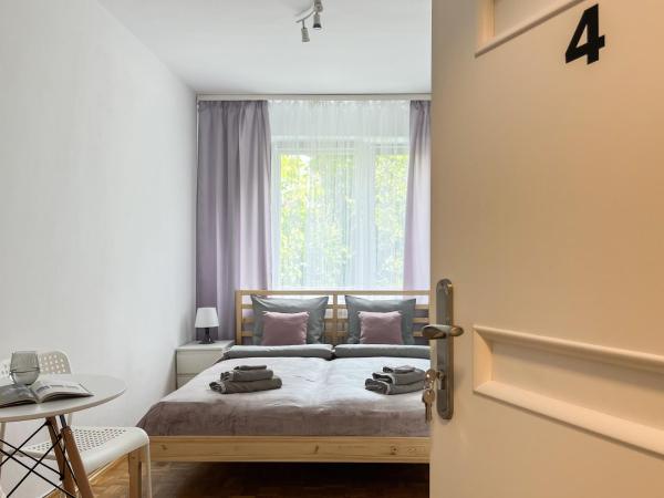 Flower House Warsaw Chopin Airport : photo 3 de la chambre chambre double standard avec salle de bains commune