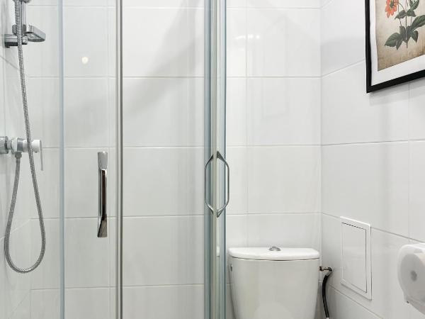 Flower House Warsaw Chopin Airport : photo 9 de la chambre chambre double standard avec salle de bains commune