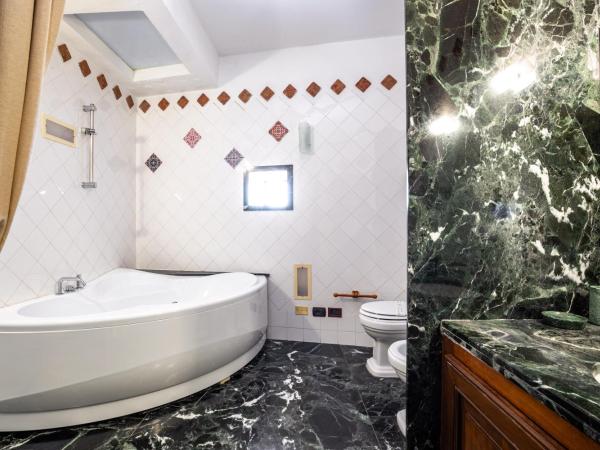 Residenza Kastrum : photo 10 de la chambre suite deluxe avec baignoire spa