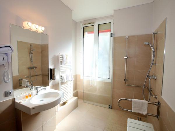 Hôtel Sunny : photo 3 de la chambre chambre double - accessible aux personnes à mobilité réduite