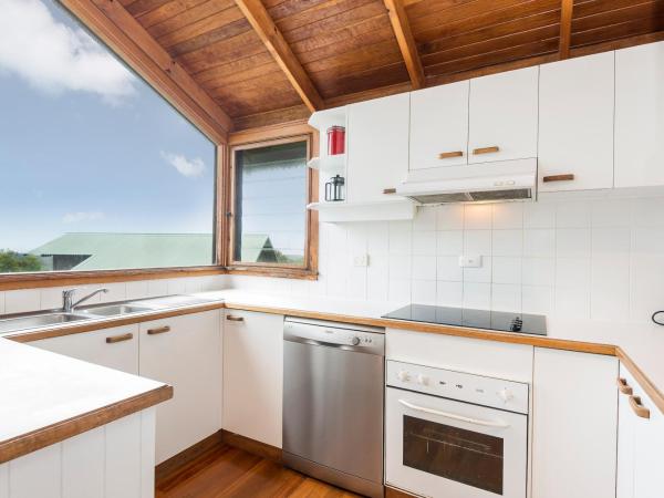 The Oasis Apartments and Treetop Houses : photo 5 de la chambre two-bedroom house with hot tub - treetop (currawong)