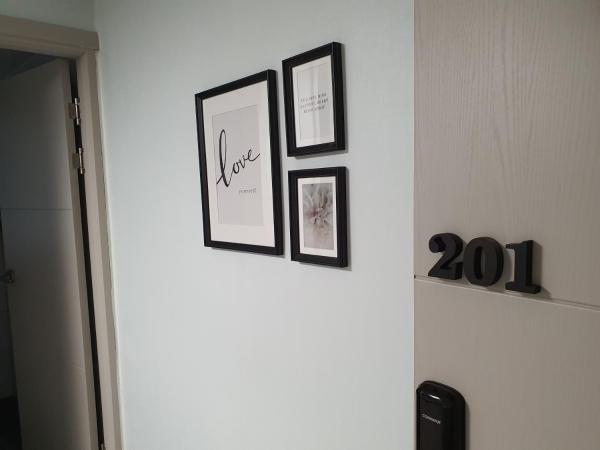 Bunk Backpackers Guesthouse : photo 8 de la chambre chambre triple avec salle de bains privative