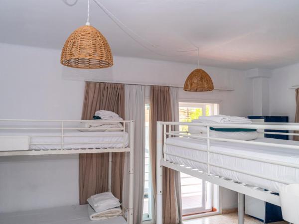 La Moraga de Poniente Malaga Hostel : photo 1 de la chambre lit dans dortoir de 6 lits (réservé aux adultes)