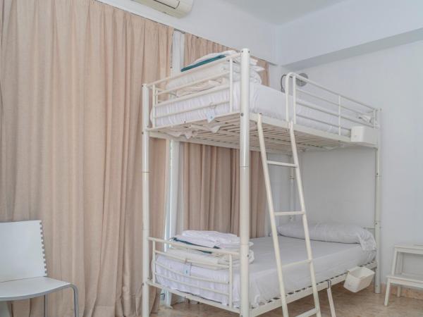 La Moraga de Poniente Malaga Hostel : photo 2 de la chambre lit dans dortoir de 6 lits (réservé aux adultes)