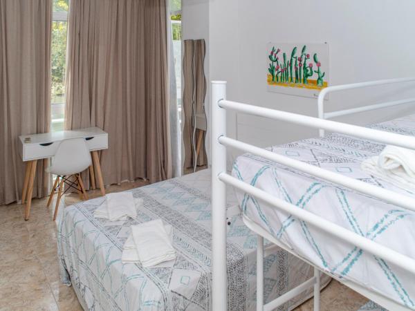 La Moraga de Poniente Malaga Hostel : photo 4 de la chambre chambre quadruple