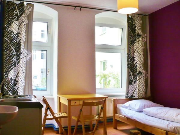 Lette'm Sleep Berlin : photo 1 de la chambre chambre lits jumeaux avec salle de bains commune