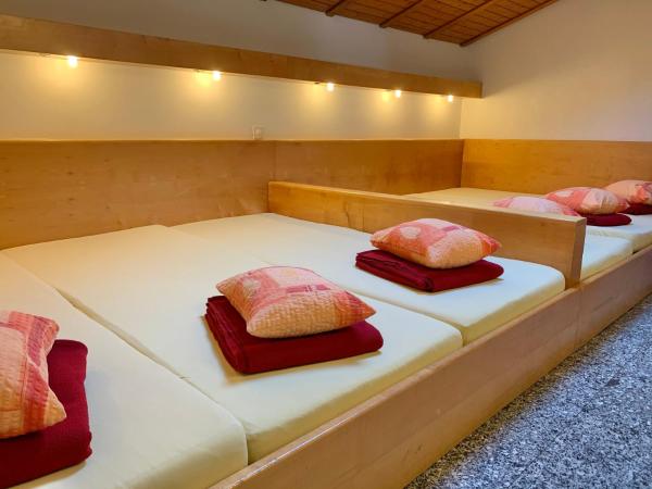 Hotel&Hostel Montarina : photo 8 de la chambre dortoir privé avec salle de bains commune (5 adultes)