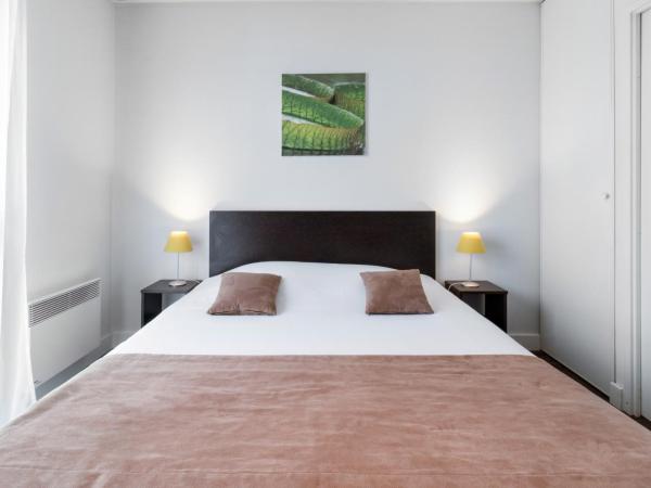 All Suites Pau - Zénith : photo 4 de la chambre studio (1-2 adultes) avec lit double