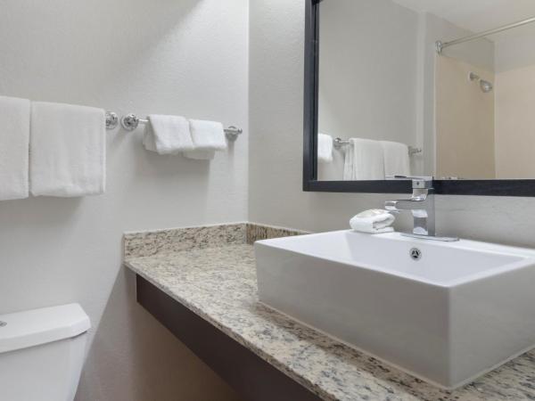 Red Roof Inn San Antonio - Seaworld Northwest : photo 4 de la chambre chambre lit king-size supérieure - non-fumeurs