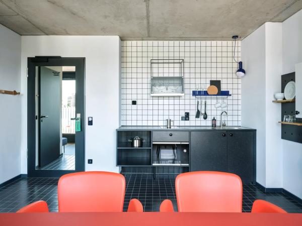 STAYERY Frankfurt Sachsenhausen : photo 2 de la chambre design apartment with king-size-bed