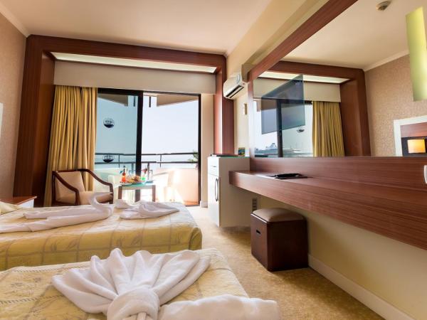 Derici Hotel : photo 2 de la chambre chambre double ou lits jumeaux - vue latérale sur mer