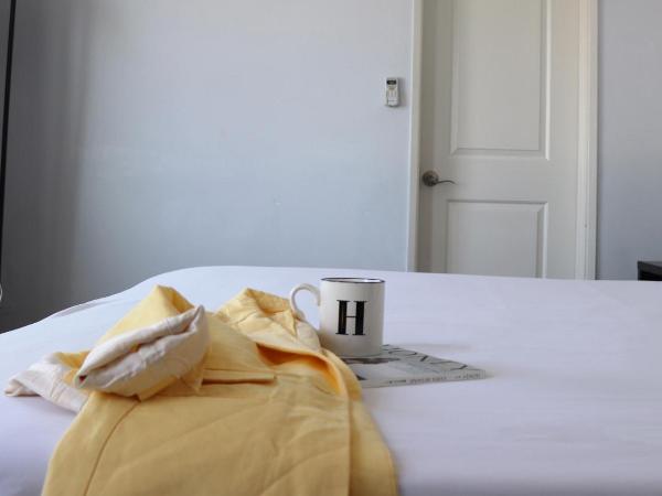 Hometel Suites : photo 3 de la chambre suite deluxe avec lit king-size
