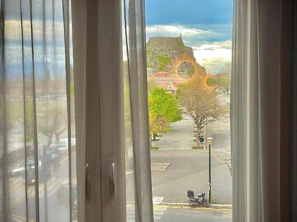 Arcadion Hotel : photo 10 de la chambre chambre double avec fenêtre - vue sur place liston