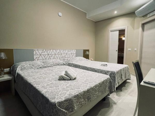 B&B San Siro 139 : photo 2 de la chambre chambre triple avec salle de bains privative