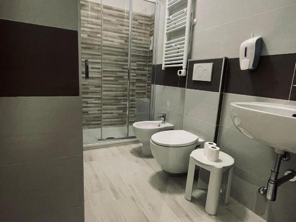 B&B San Siro 139 : photo 7 de la chambre chambre triple avec salle de bains privative