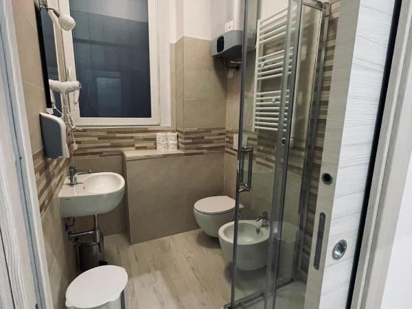 B&B San Siro 139 : photo 4 de la chambre chambre double avec salle de bains commune