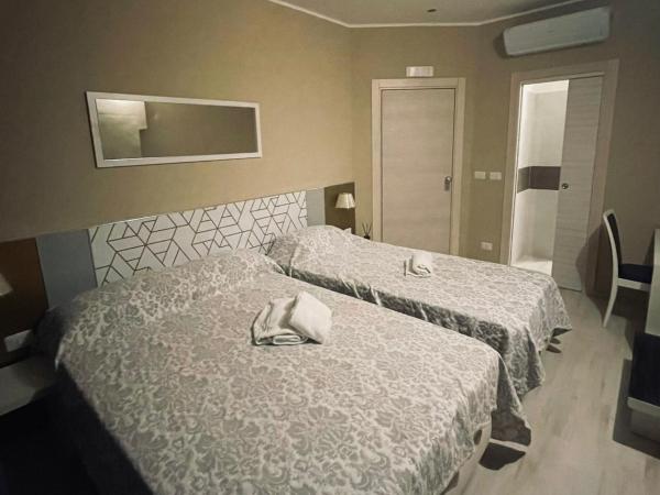 B&B San Siro 139 : photo 3 de la chambre chambre triple avec salle de bains privative