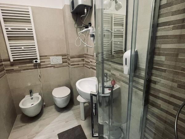 B&B San Siro 139 : photo 4 de la chambre chambre triple avec salle de bains privative