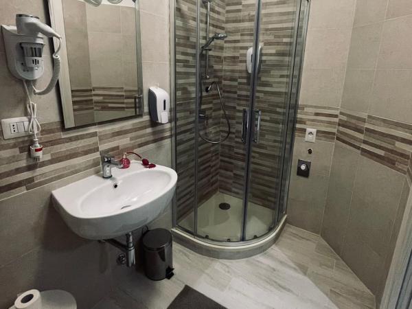 B&B San Siro 139 : photo 5 de la chambre chambre triple avec salle de bains privative