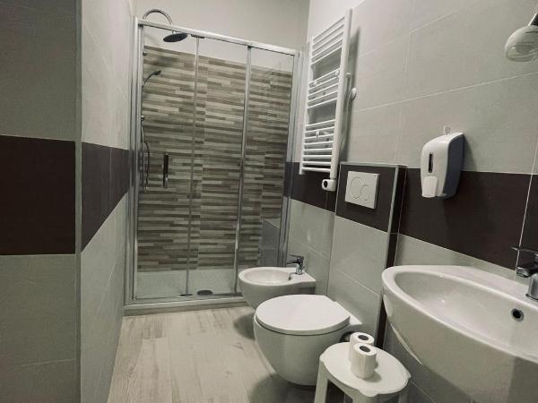 B&B San Siro 139 : photo 6 de la chambre chambre triple avec salle de bains privative