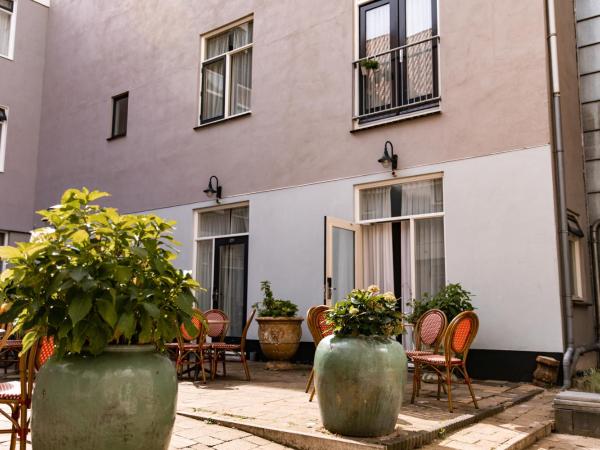 Ambassador City Centre Hotel : photo 1 de la chambre chambre côté jardin