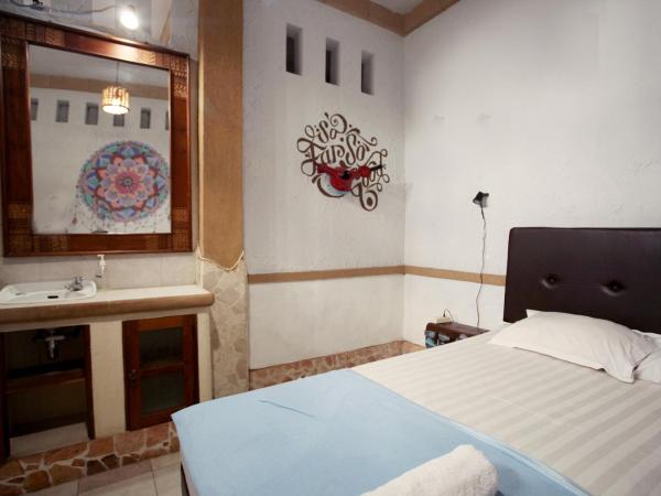 Budarno Homestay : photo 7 de la chambre chambre double avec salle de bains privative