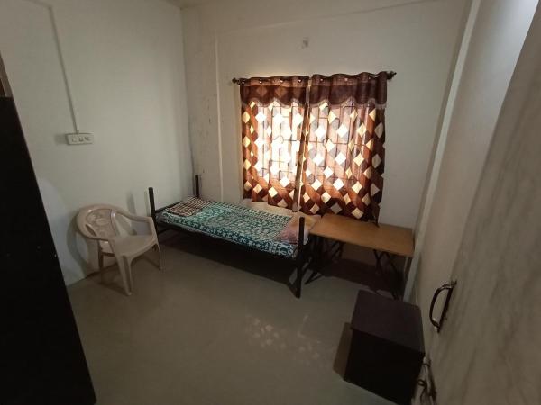 Professionals Pride PG : photo 3 de la chambre chambre simple avec salle de bains privative