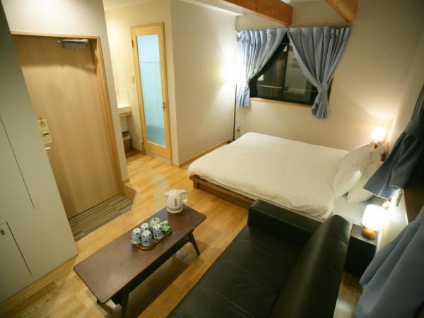 Guesthouse Soi : photo 3 de la chambre chambre lit queen-size avec canapé-lit