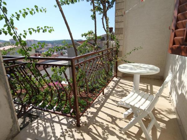 Apartments and rooms with parking space Makarska - 9128 : photo 3 de la chambre chambre simple avec terrasse
