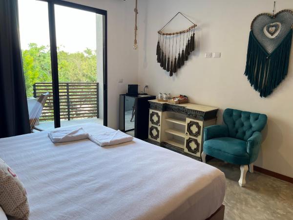 Little Gem Hotel Tulum La Veleta : photo 2 de la chambre suite lit king-size avec balcon - vue sur piscine