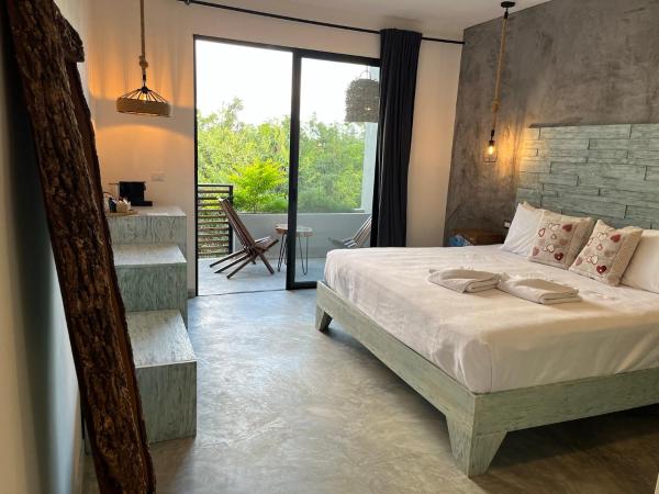 Little Gem Hotel Tulum La Veleta : photo 4 de la chambre suite lit king-size avec balcon - vue sur piscine