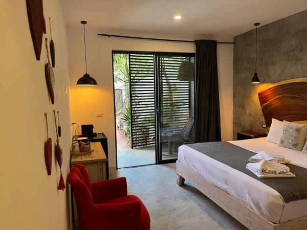Little Gem Hotel Tulum La Veleta : photo 6 de la chambre suite lit king-size avec balcon - vue sur piscine