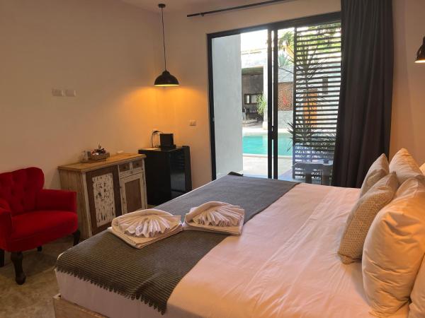 Little Gem Hotel Tulum La Veleta : photo 7 de la chambre suite lit king-size avec balcon - vue sur piscine