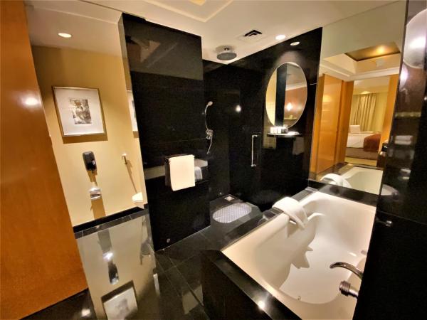 The Grand New Delhi : photo 1 de la chambre business suite, 15% discount on food & non-alcoholic beverages, 20% discount on spa & laundry, grand club access, butler service upon request