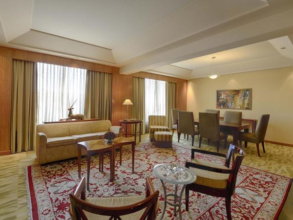 The Grand New Delhi : photo 2 de la chambre deluxe suite, 15% discount on food & non-alcoholic beverages, 20% discount on spa & laundry, grand club access, butler service upon request