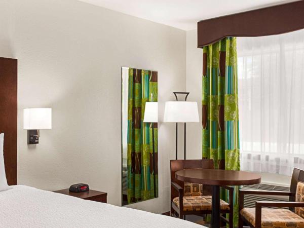 Ramada by Wyndham San Antonio Near SeaWorld - Lackland AFB : photo 2 de la chambre chambre lit king-size avec baignoire - accessible aux personnes à mobilité réduite/malentendantes - non-fumeurs