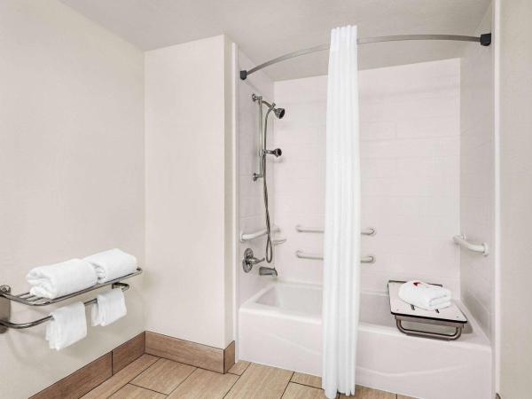 Ramada by Wyndham San Antonio Near SeaWorld - Lackland AFB : photo 3 de la chambre chambre lit king-size avec baignoire - accessible aux personnes à mobilité réduite/malentendantes - non-fumeurs