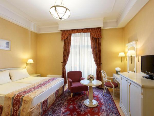 Danubius Hotel Astoria City Center : photo 1 de la chambre chambre familiale