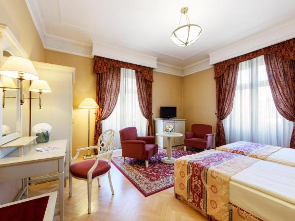 Danubius Hotel Astoria City Center : photo 2 de la chambre chambre familiale