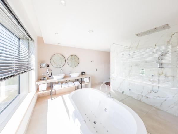 Van der Valk Hotel Düsseldorf : photo 2 de la chambre suite avec baignoire spa