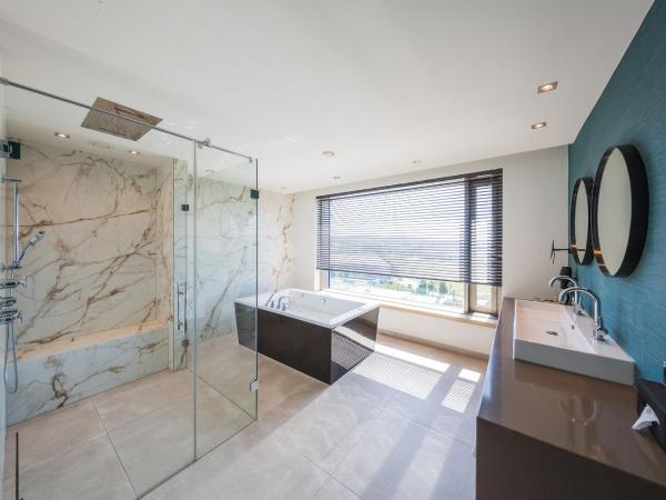 Van der Valk Hotel Düsseldorf : photo 10 de la chambre suite avec baignoire spa