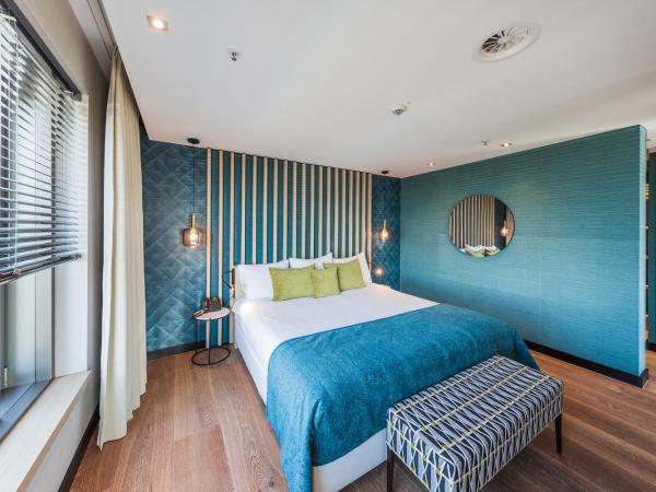 Van der Valk Hotel Düsseldorf : photo 9 de la chambre suite avec baignoire spa