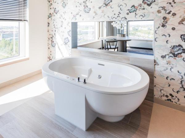 Van der Valk Hotel Düsseldorf : photo 6 de la chambre suite avec baignoire spa