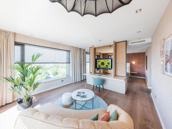 Van der Valk Hotel Düsseldorf : photo 5 de la chambre suite avec baignoire spa