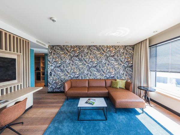 Van der Valk Hotel Düsseldorf : photo 4 de la chambre suite avec baignoire spa