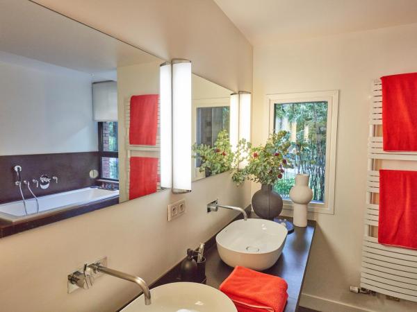 LA PORTE ROUGE RBX : photo 6 de la chambre chambre lit queen-size - vue sur jardin