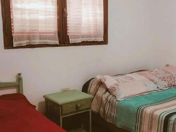 HOSTAL TILIAN : photo 1 de la chambre chambre triple basique avec salle de bains commune