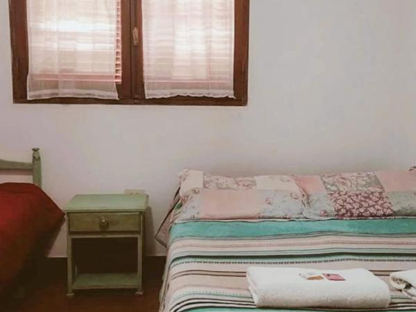 HOSTAL TILIAN : photo 2 de la chambre chambre triple basique avec salle de bains commune