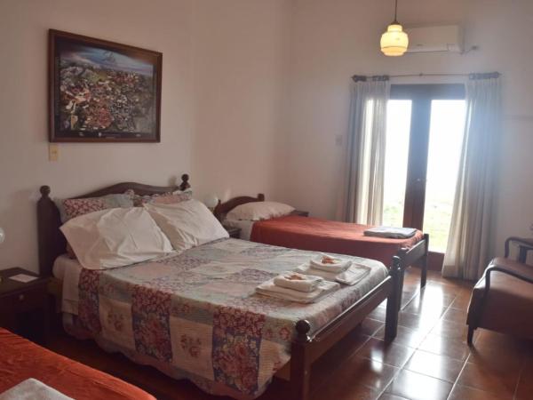 HOSTAL TILIAN : photo 2 de la chambre chambre familiale avec salle de bains privative